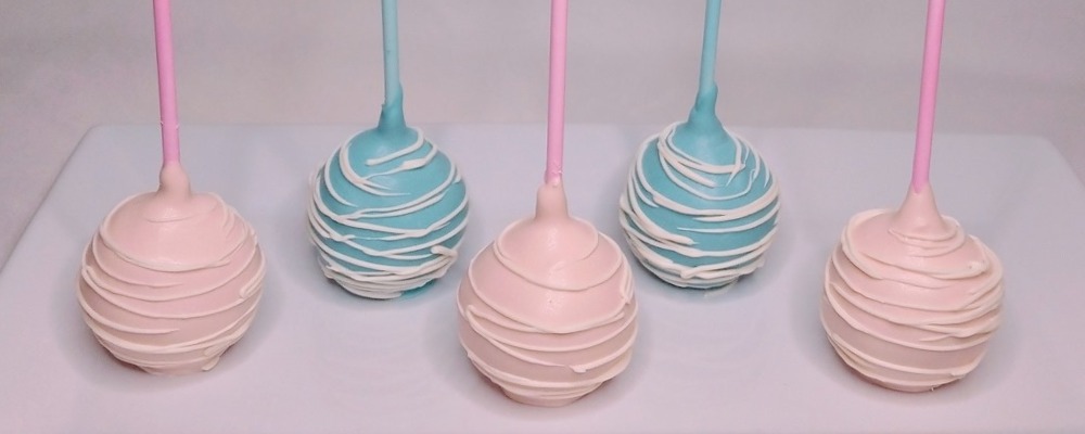 Cake pops in pastel pink and blue